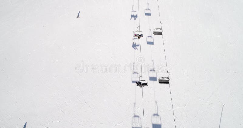 滑雪场的鸟瞰图在山的在冬天